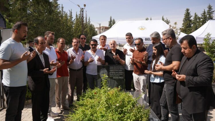 Sanatçılardan Kahtalı Mıçe'nin mezarına ziyaret