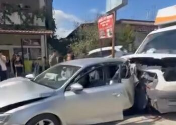 Kamyonetin, otomobile çarptığı kaza kamerada; 2 yaralı