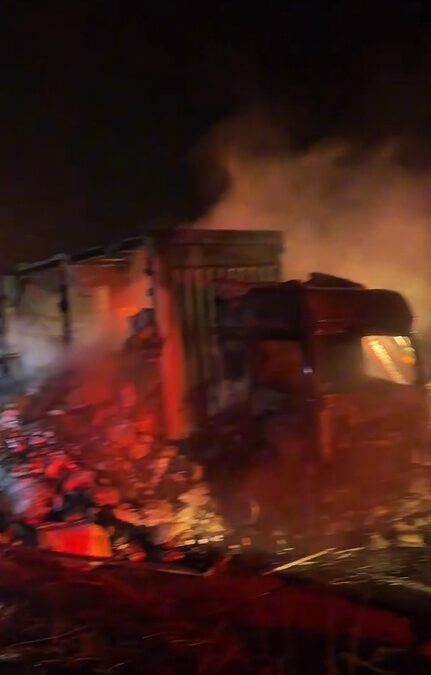 Otoyolda TIR yanarak kullanılamaz hale geldi
