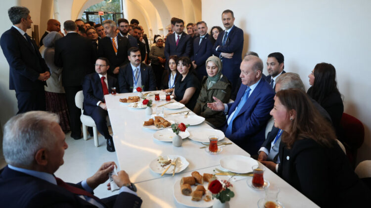 Cumhurbaşkanı Erdoğan, New York'ta kafede vatandaşlarla bir araya geldi