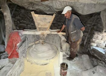 47 yıldır dede yadigarı su değirmenini işletiyor