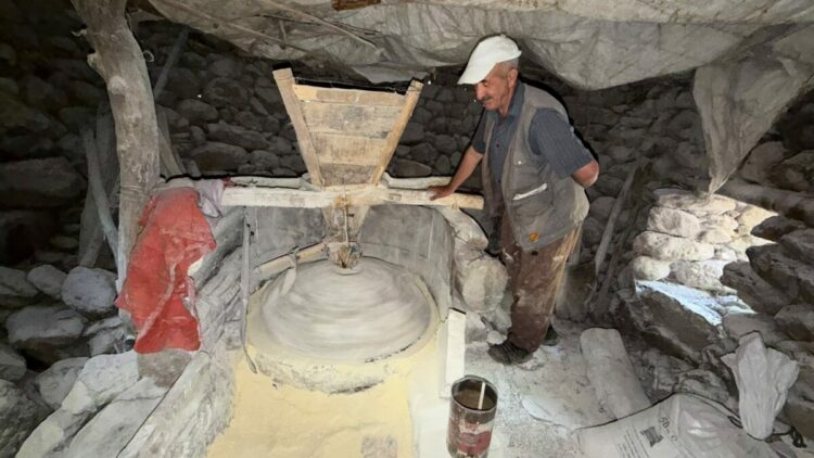 47 yıldır dede yadigarı su değirmenini işletiyor