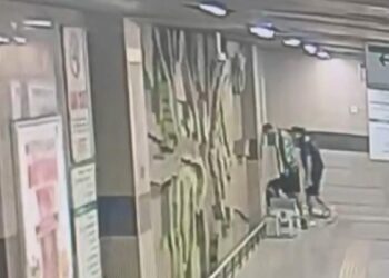 Beyoğlu’nda metroda uyuyan kişinin cep telefonunu çalan şüpheli yakalandı