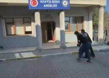 Eyüpsultan'da motosikletle polise çarpıp kaçan şüpheli yakalandı