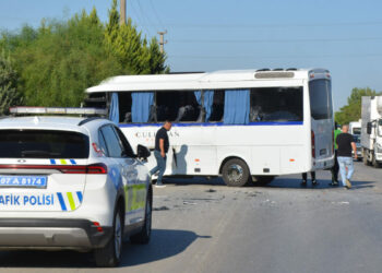 Servis midibüsü tur otobüsüne çarptı: 6 yaralı