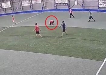 Halı sahada kalp krizi geçiren sağlık çalışanı kurtarılamadı