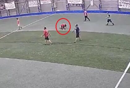 Halı sahada kalp krizi geçiren sağlık çalışanı kurtarılamadı
