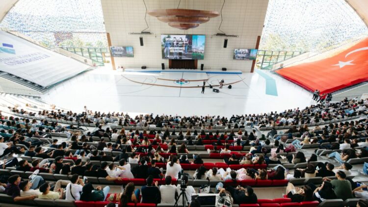 HKÜ’de yeni öğrenciler için Oryantasyon’26 programı düzenlendi