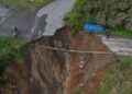Trabzon'da mahalle yolu çöktü; sürüklenen araçtaki 2 kişi yaralandı