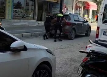 Polisler, arızalanan otomobili iterek sürücüye yardım etti