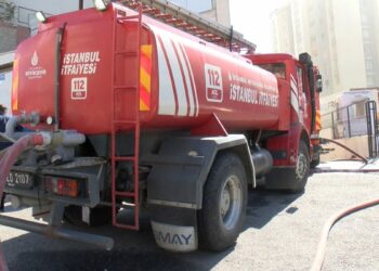 Küçükçekmece'de kapalı otoparktaki elektrikli araç yandı; çalışanlar tahliye edildi