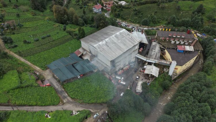 Rize'de çay fabrikasında çıkan yangın kontrol altına alındı