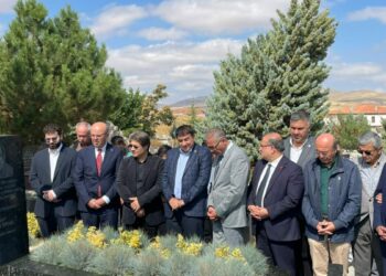Neşet Ertaş, mezarı başında anıldı
