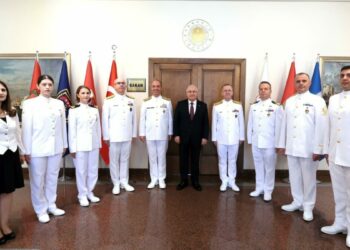 Bakan Güler, Deniz Kuvvetleri Komutanı Tatlıoğlu ile bir araya geldi