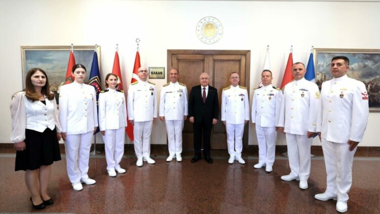 Bakan Güler, Deniz Kuvvetleri Komutanı Tatlıoğlu ile bir araya geldi