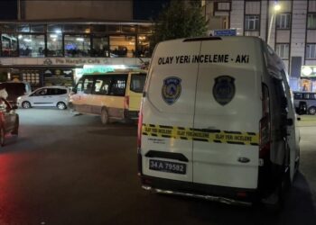 Sultangazi’de, eşiyle telefonda görüştüğünü iddia ettiği kişiyi silahla vurdu
