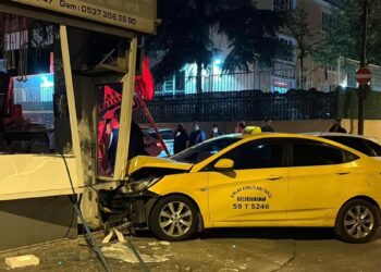 Kazada savrulan araçlar iş yerine çarptı