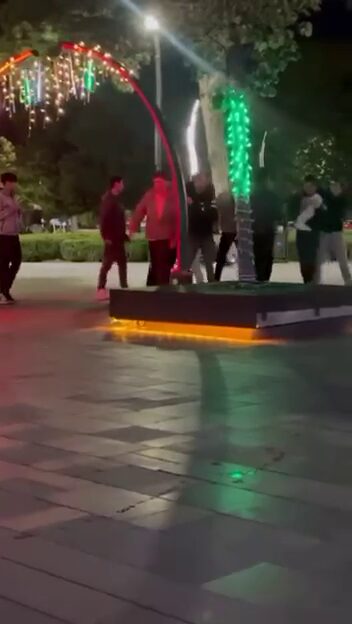 İki grup arasındaki tekme ve yumruklu kavga kamerada