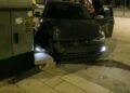 Kaldırıma çıkan otomobilin sürücüsü yaralandı