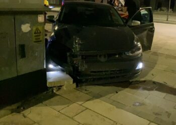 Kaldırıma çıkan otomobilin sürücüsü yaralandı