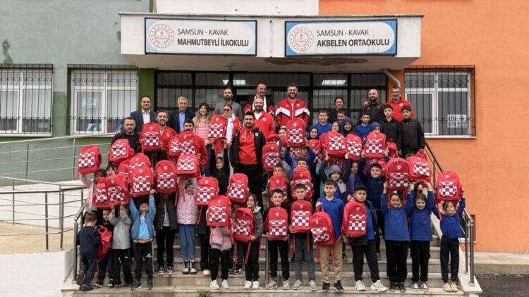 Samsun’da kırsaldaki öğrencilere Samsunspor çantası