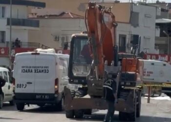 Yolun karşısına geçerken iş makinesinin çarptığı yaya öldü