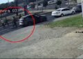 Yola saçılan sebze ve meyveleri sürücüler toplayıp kamyonete taşıdı