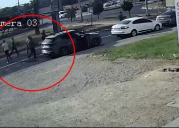 Yola saçılan sebze ve meyveleri sürücüler toplayıp kamyonete taşıdı