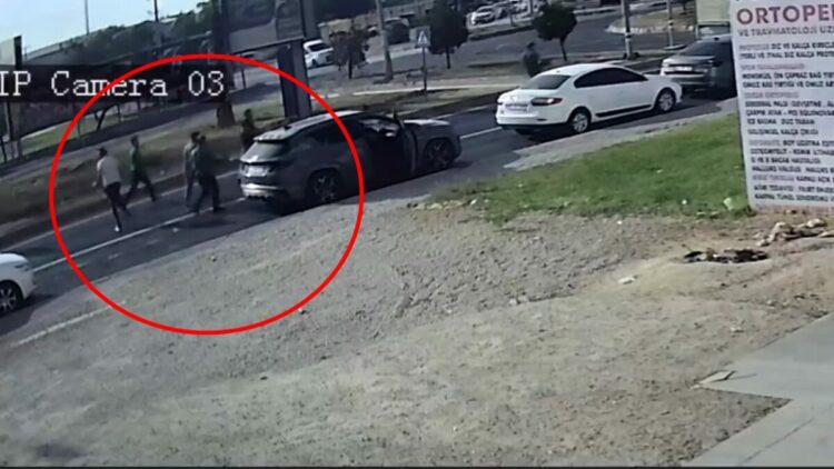 Yola saçılan sebze ve meyveleri sürücüler toplayıp kamyonete taşıdı
