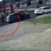 Yola saçılan sebze ve meyveleri sürücüler toplayıp kamyonete taşıdı