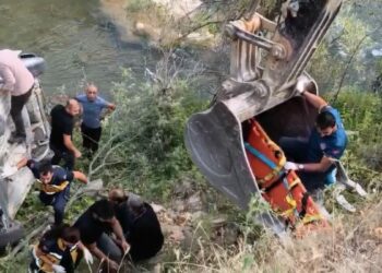 Tunceli’de hafif ticari araç çay kenarına devrildi: 2’si ağır, 5 yaralı