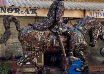 50 bin parça hurdayla Büyük İskender ve atı Bukefalos’un heykelini yaptı