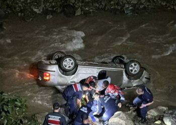Dereye yuvarlanan otomobilin sürücüsü öldü