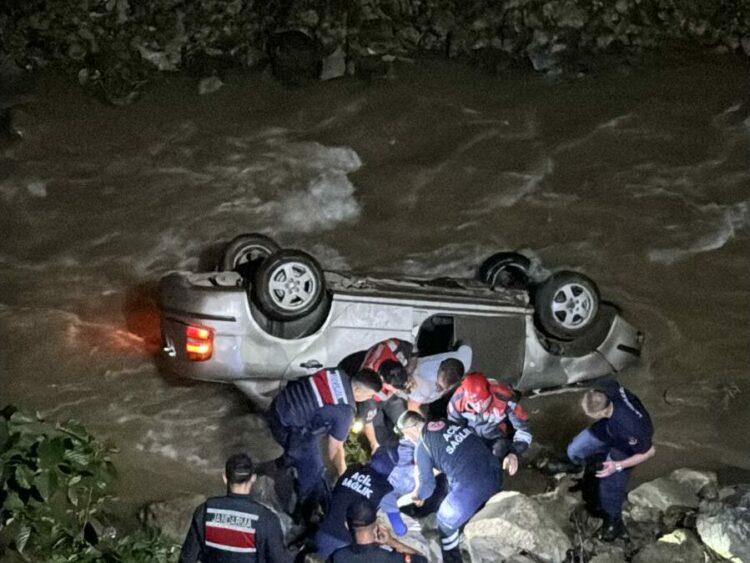 Dereye yuvarlanan otomobilin sürücüsü öldü