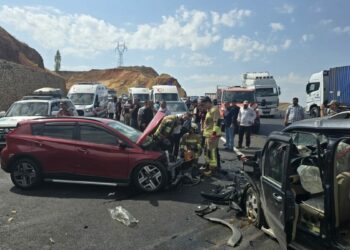 Bingöl’de hafif ticari araç ile otomobil çarpıştı: 6 yaralı