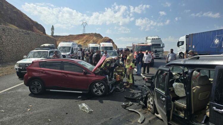 Bingöl’de hafif ticari araç ile otomobil çarpıştı: 6 yaralı