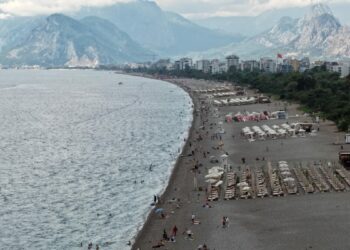 Antalya'da deniz suyu havadan sıcak