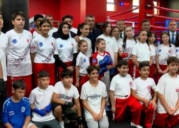 Bakan Tekin Bağcılar'da Göztepe Spor Kompleksi’ni ziyaret etti