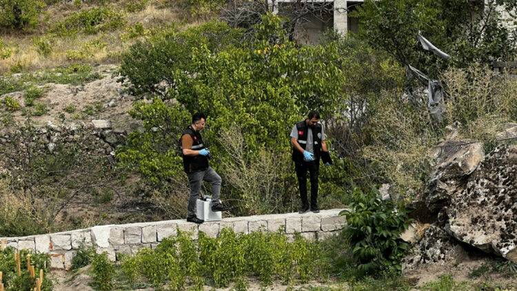 Babasının kucağındayken üzerine kaya parçası düşen çocuk, ağır yaralandı