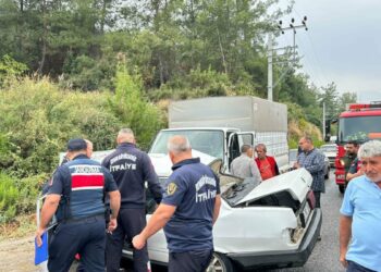 Kamyonet ile otomobil çarpıştı: 1 ölü, 2 yaralı