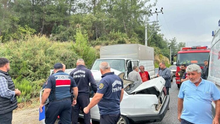 Kamyonet ile otomobil çarpıştı: 1 ölü, 2 yaralı