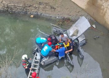 Otomobil, su tahliye kanalına uçtu: 2 yaralı