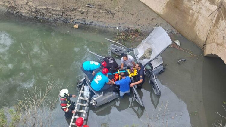 Otomobil, su tahliye kanalına uçtu: 2 yaralı