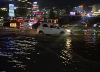 İstanbul’da sağanak etkili oluyor; yollar göle döndü