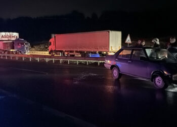 Kütahya’da bariyerleri aşan TIR karşı yöne geçip kaza yaptı: 1 yaralı