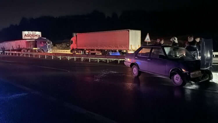 Kütahya’da bariyerleri aşan TIR karşı yöne geçip kaza yaptı: 1 yaralı