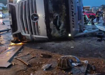 Otomobille çarpışan TIR durağa devrildi: 2 ölü
