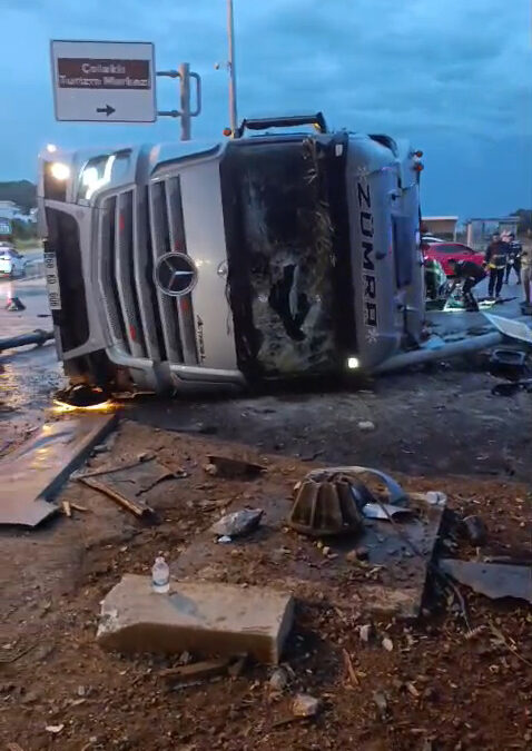 Otomobille çarpışan TIR durağa devrildi: 2 ölü