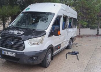 Halk otobüsü ile öğrenci servis minibüsü çarpıştı: 4 yaralı