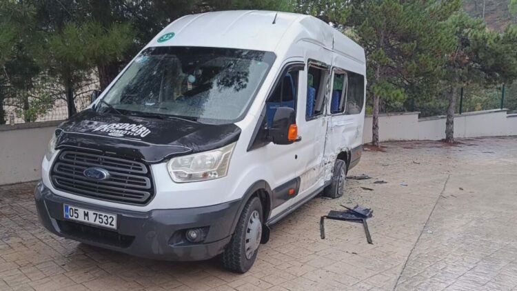 Halk otobüsü ile öğrenci servis minibüsü çarpıştı: 4 yaralı